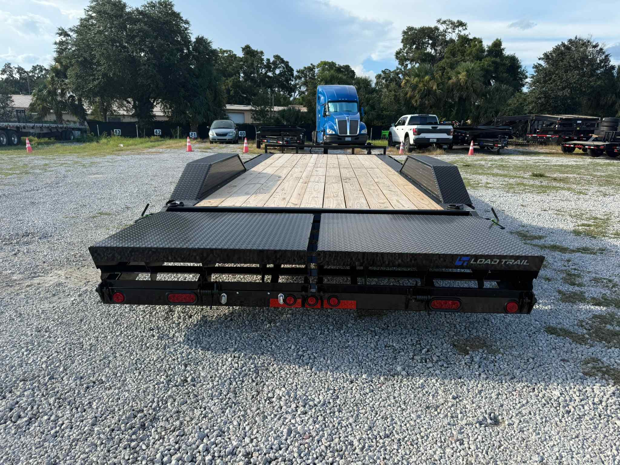 New 8.5×22 LOAD TRAIL Equipment Trailer