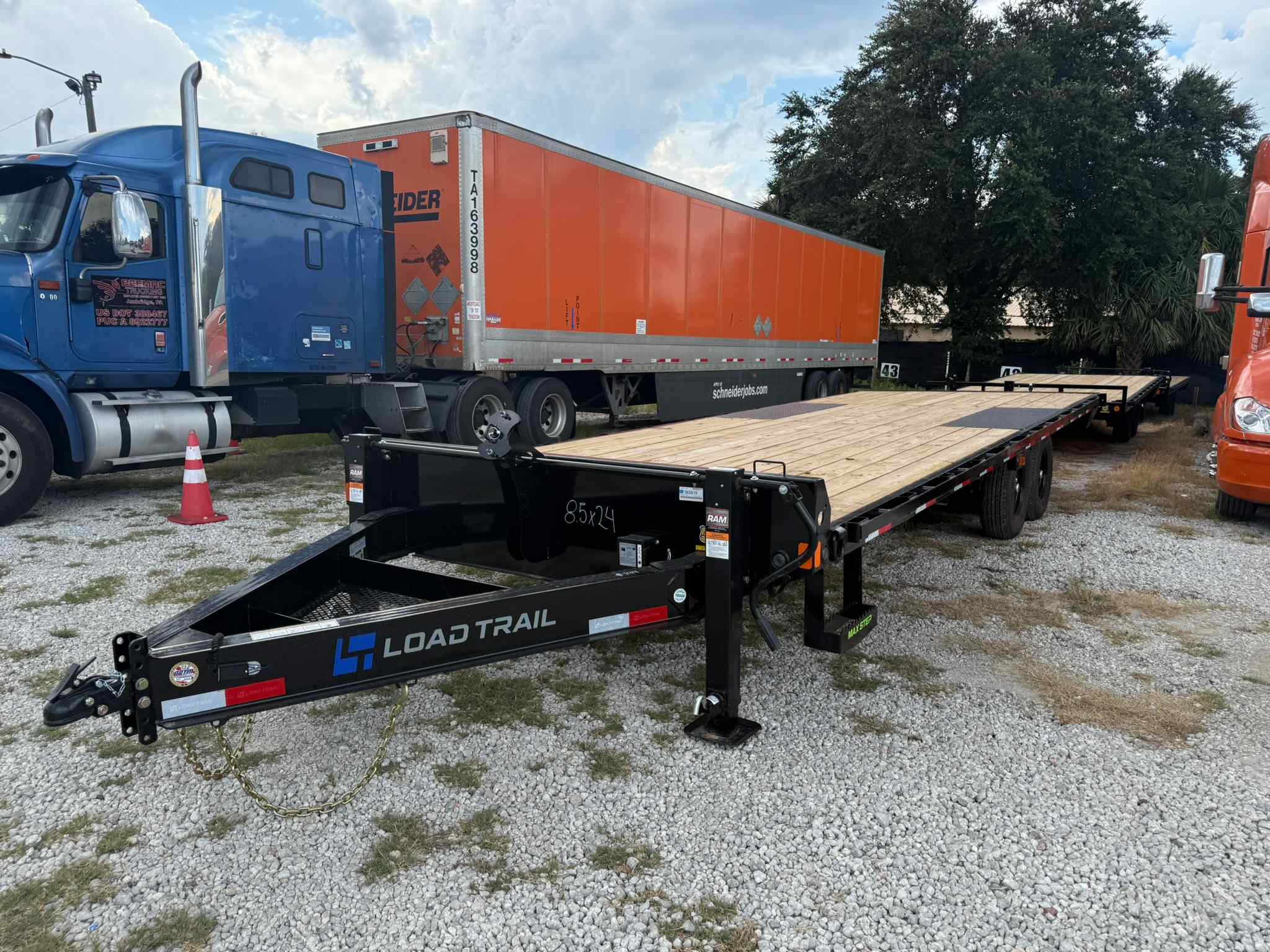 New 8.5×24 LOAD TRAIL Flatbed Trailer