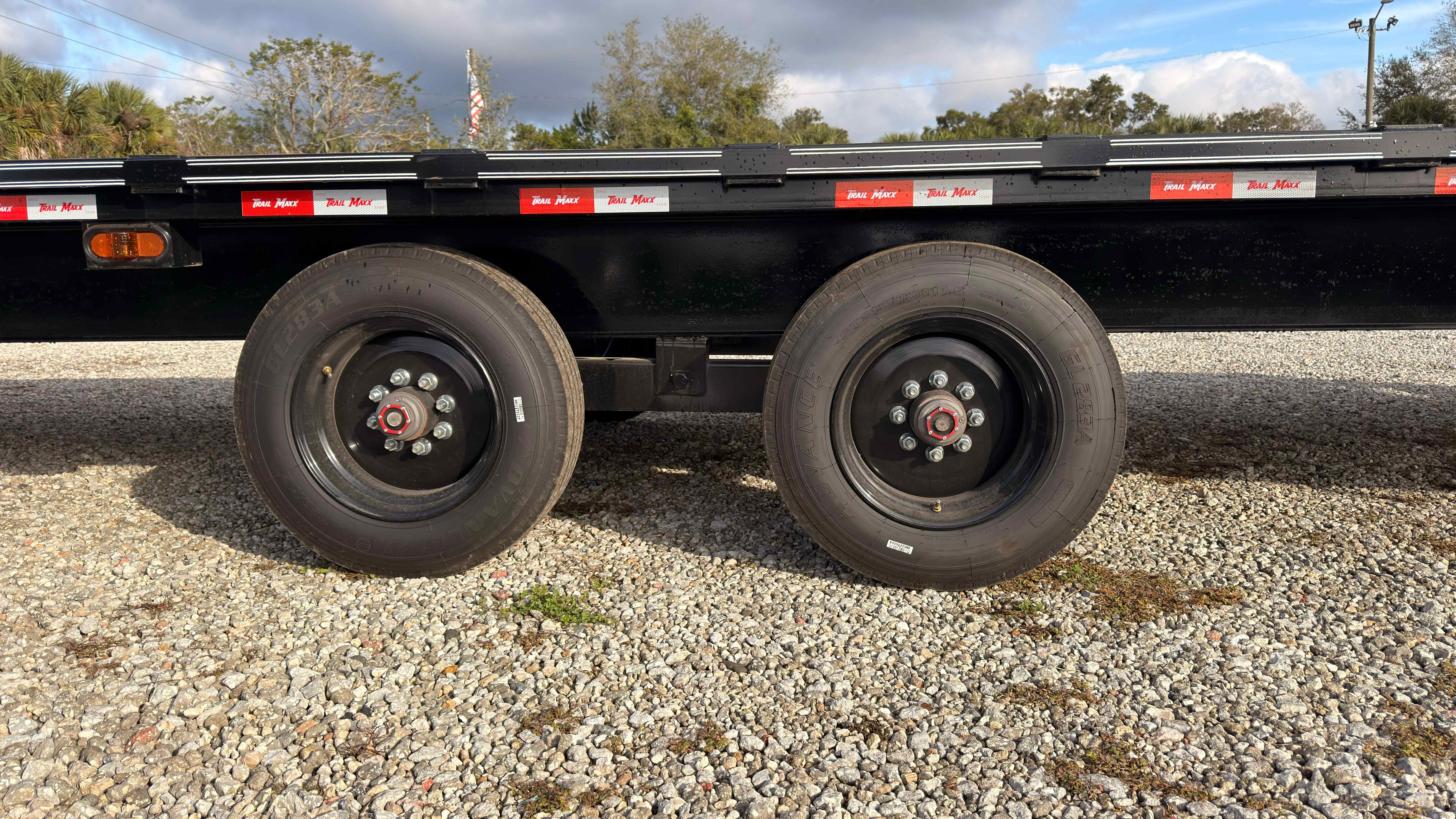 New 8.5×40 TRAILMAXX Flatbed Trailer